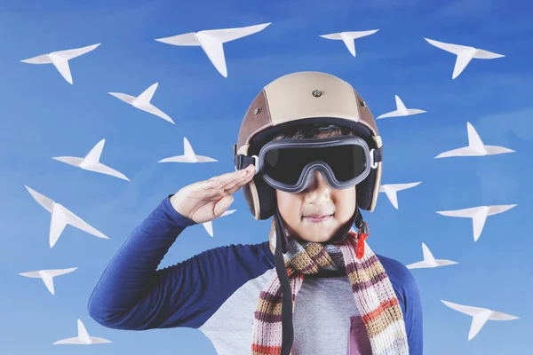 Pequeno aviador com capacete e aviões de papel — Fotografia de Stock