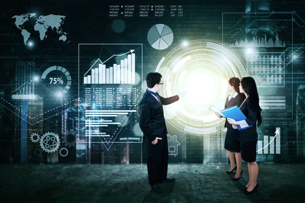 Mannelijke manager verklaren van virtuele financiële grafieken — Stockfoto