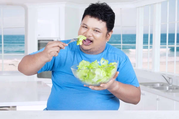 Άνθρωπος τρώει βιολογικά σαλάτα στο σπίτι — Φωτογραφία Αρχείου