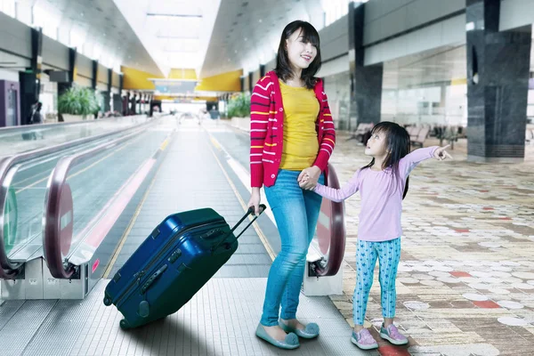 Madre e hija llevando maleta en el aeropuerto —  Fotos de Stock