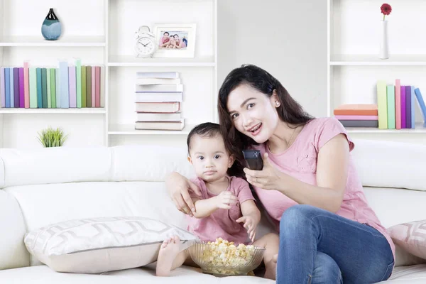 Madre e hija disfrutando de una película con palomitas de maíz —  Fotos de Stock