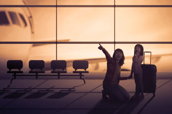 Madre e hija en la sala del aeropuerto — Foto de Stock