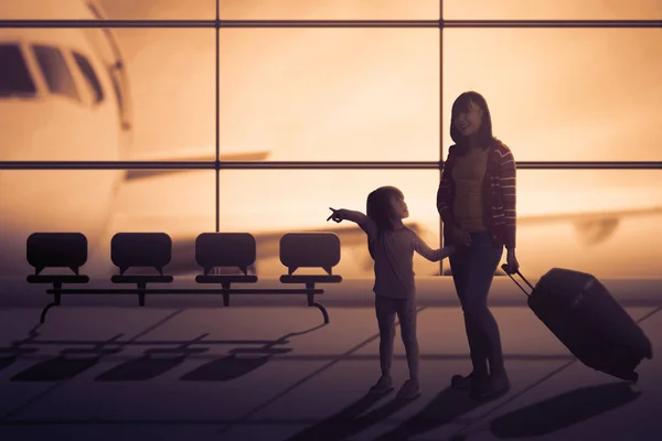 Mutter und Tochter mit Koffer in Flughafenhalle — Stockfoto