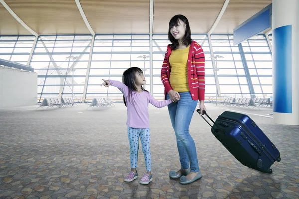 Madre y su hija en el aeropuerto — Foto de Stock