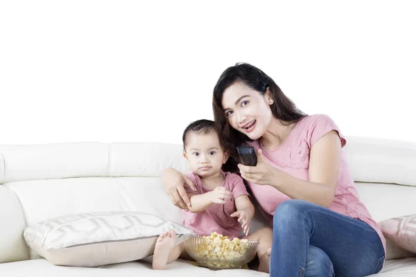 Madre godendo il tempo con la figlia in studio — Foto Stock