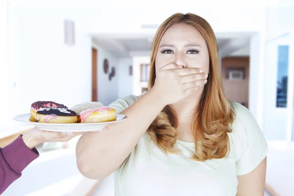 Жінка закрила рот для солодкої їжі — стокове фото