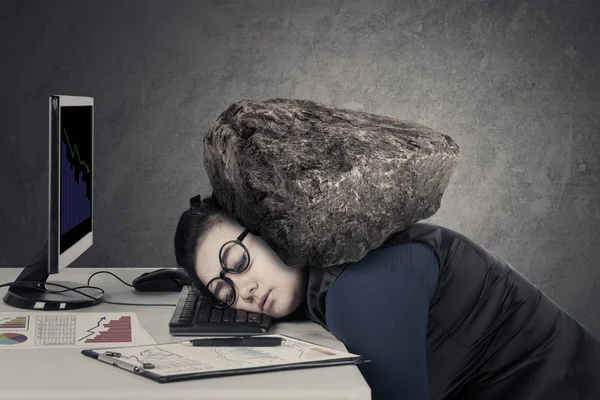 Žena se cítí unaveni, s kamennými nad hlavou — Stock fotografie