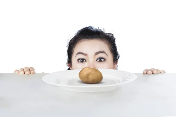 Frau guckt gekochte Kartoffeln — Stockfoto