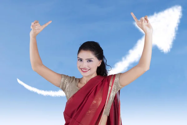 Jonge Indiase zakenvrouw met opwaartse pijl — Stockfoto