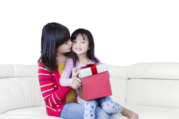 Giovane madre bacia sua figlia — Foto Stock