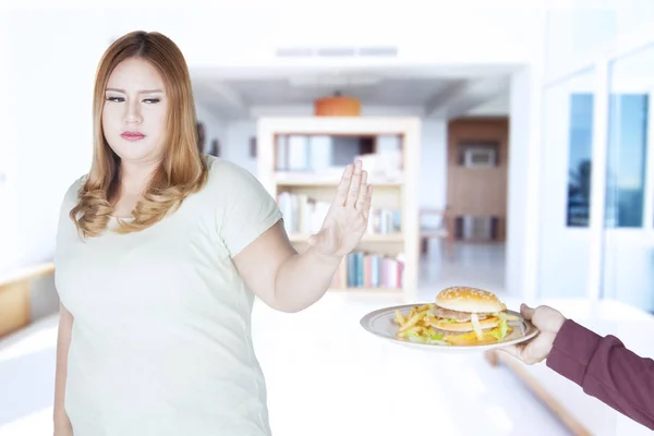 Mujer joven rechaza hamburguesa — Foto de Stock