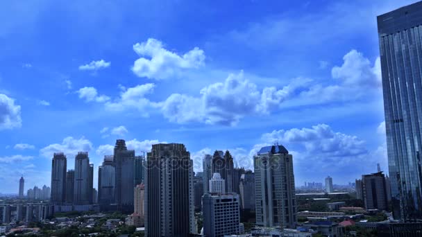 Cielo azul y torre de rascacielos — Vídeos de Stock