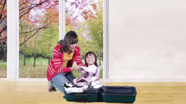 Familia preparando la ropa en el bolso — Vídeos de Stock