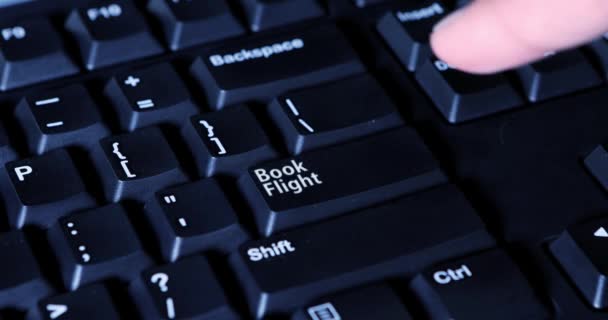 Dedo pressionando Book Flight botão — Vídeo de Stock