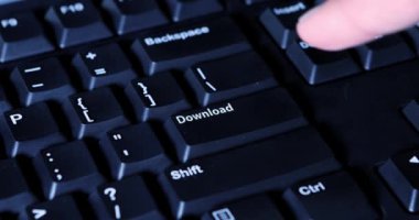  Erkek parmak download düğmesine basarak
