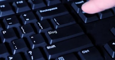  Erkek el blog düğmesine basarak