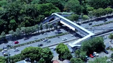 Yaya köprüsü ve ağaçlar Jakarta