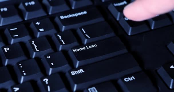 Erkek parmak ev kredisi düğmesine basarak — Stok video