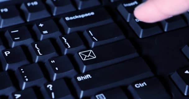 Mannelijke hand persen e-mailknoop — Stockvideo