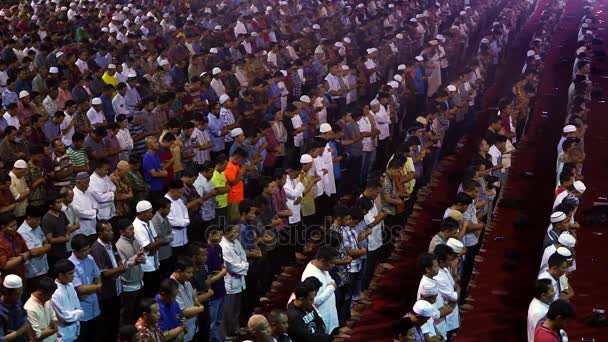 Hombres musulmanes rezando juntos en la mezquita — Vídeos de Stock