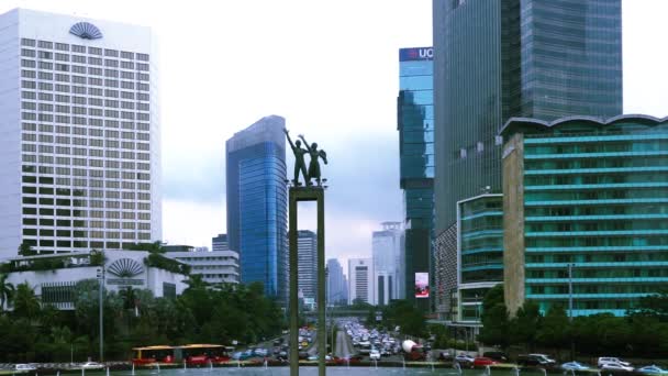 Добро пожаловать Памятник и небоскреб в Джакарте — стоковое видео