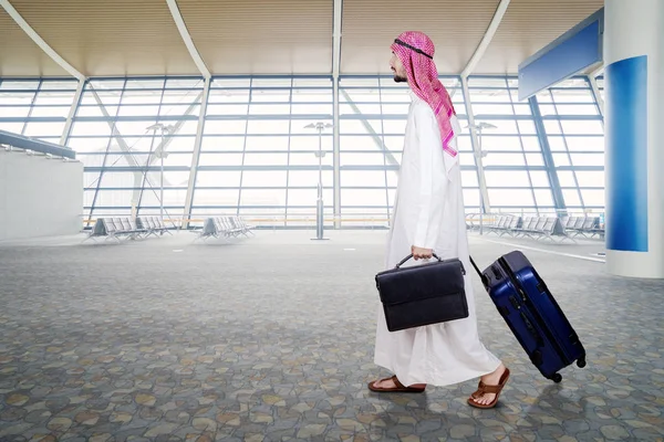 Empresário árabe no aeroporto — Fotografia de Stock