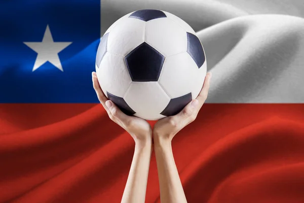 Pelota en las manos con bandera de Chile —  Fotos de Stock