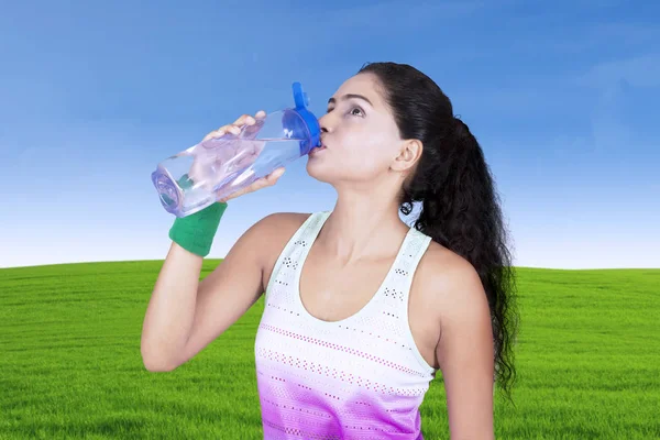 Belle femme boire de l'eau sur la bouteille — Photo