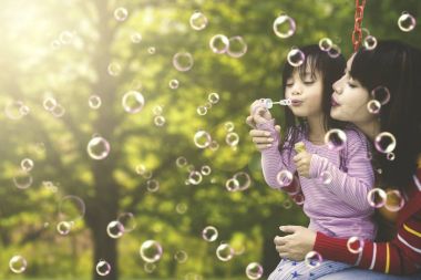 Anne ve kızı ile sabun köpüğü açık havada