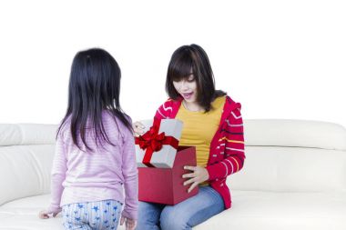 Sürpriz anne hediye kutusu açılır