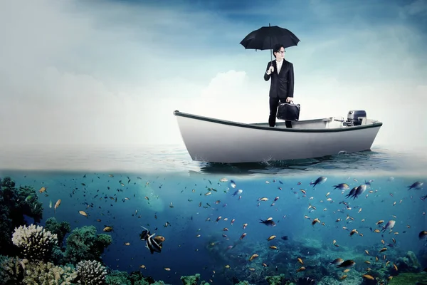 Biznesmen z parasol i torba na łodzi — Zdjęcie stockowe