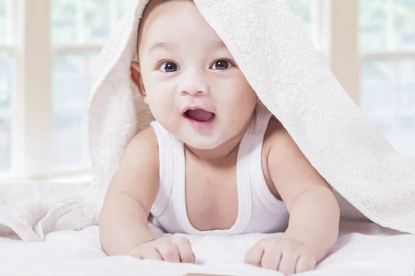 Vrolijke mannelijke peuter spelen op bed — Stockfoto