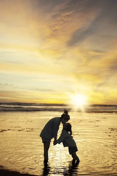 Παιδί να φιλήσει τη μητέρα της στην ακτή — Φωτογραφία Αρχείου