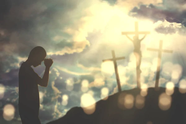 Kristen man be till Gud med tre krucifix — Stockfoto