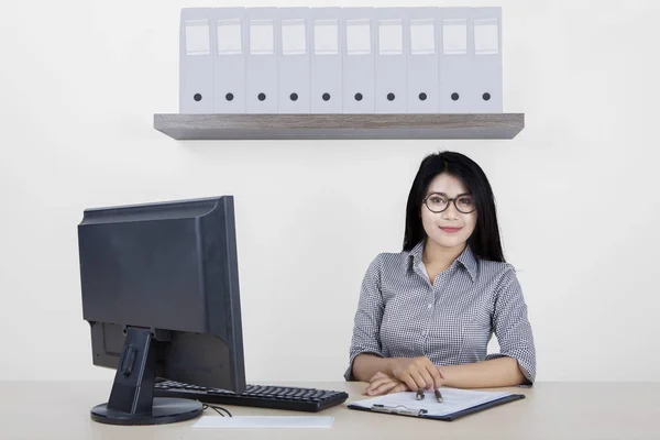自信的女人，与在办公室中的计算机 — 图库照片