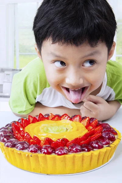 Lindo chico con un pastel — Foto de Stock