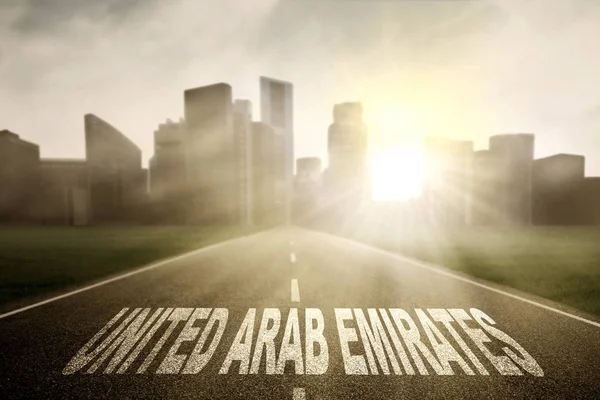 Estrada vazia com palavra Emirados Árabes Unidos — Fotografia de Stock