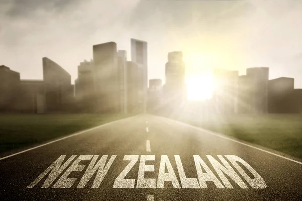 Leere Straße mit Wort von Neuseeland — Stockfoto