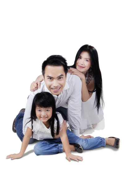 Menina e seus pais sorrindo no estúdio — Fotografia de Stock