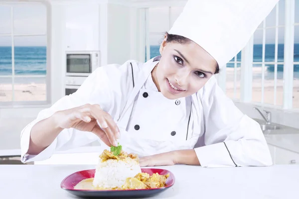 Chef indiano de decoração de alimentos na cozinha — Fotografia de Stock