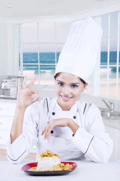 Chef indiano sorrindo com prato no prato — Fotografia de Stock