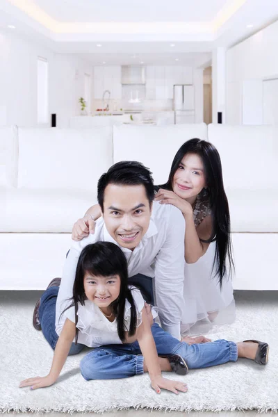 Радостная семья улыбается в гостиной — стоковое фото