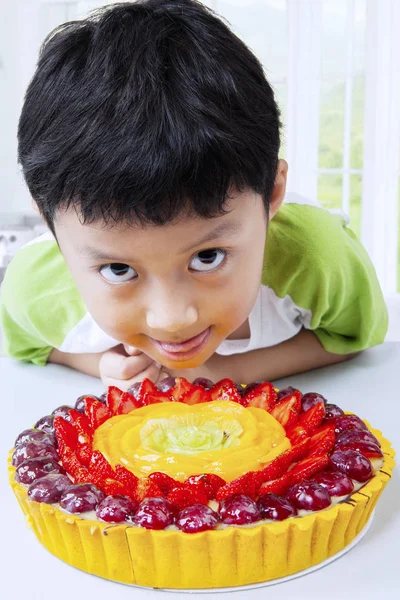 Liten pojke med välsmakande frukt paj — Stockfoto