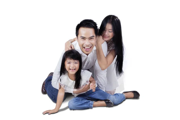 Menina e pais sorrindo no estúdio — Fotografia de Stock