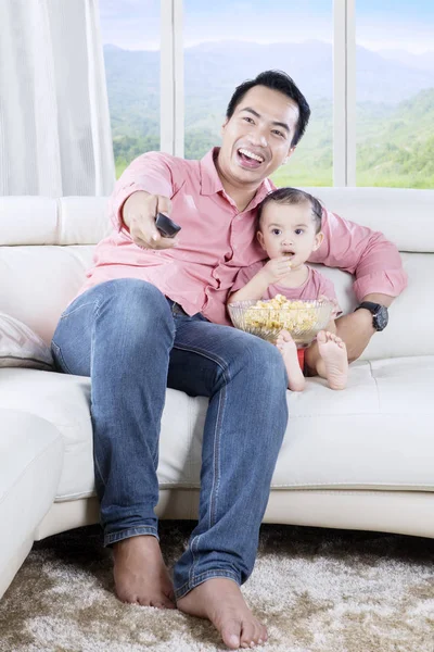 Oglądanie telewizji z ojcem dziewczynki — Zdjęcie stockowe