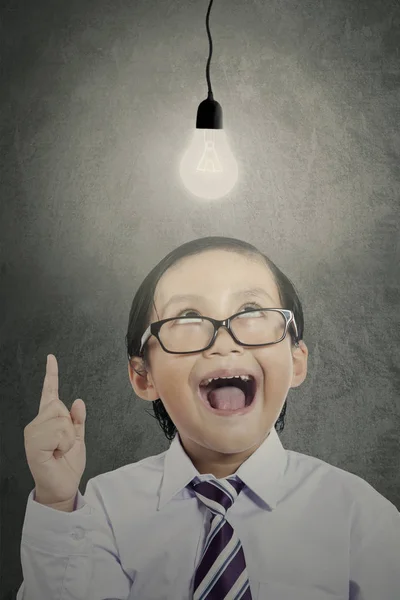 Ragazzino che guarda una lampadina — Foto Stock