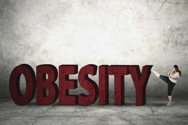 Mulher com excesso de peso com palavra obesidade — Fotografia de Stock