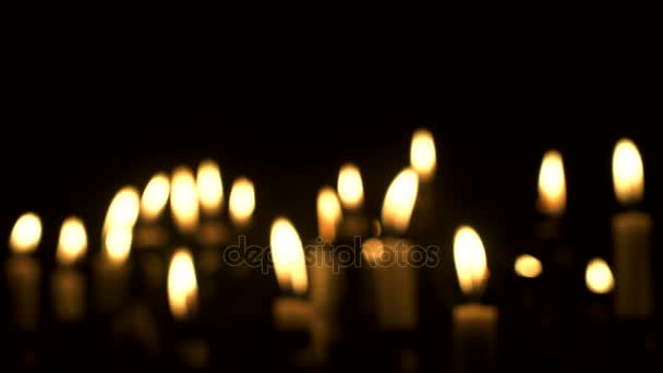 Kerzen brennen in der Nacht — Stockvideo