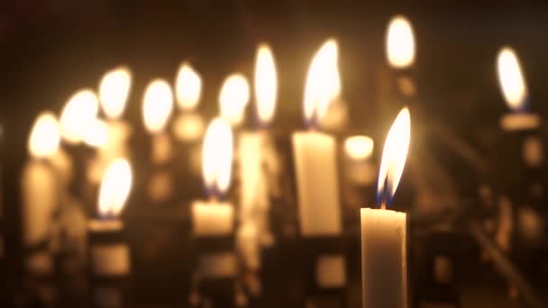 Velas de Pascua brillando en la iglesia — Vídeos de Stock