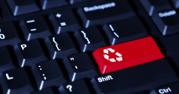 Dedo pressiona botão de reciclagem vermelho — Vídeo de Stock